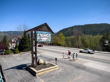 Leavenworth, WA USA - Nisan 2023: Parlak, güneşli bir günde Linderhof Inn 'in giriş tabelasının geniş görünümü.