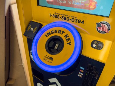 Bellevue, WA USA - Şubat 2023: Bir bakkal dükkanındaki önemli bir fotokopi makinesinin görüntüsü.