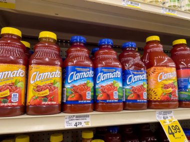 Seattle, WA USA - takriben Mart 2023: Safeway 'deki bir markette satılık Clamato meyve suyu manzarası.