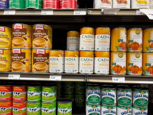 Mill Creek, WA USA - Nisan 2023: Bir kasaba ve ülke bakkalında satılık konserve balkabağı ve konsantre süt manzarası.
