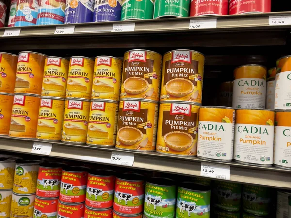 Mill Creek, WA USA - Nisan 2023: Bir kasaba ve ülke bakkalında satılık konserve balkabağı ve konsantre süt manzarası.