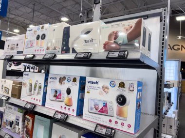 Lynnwood, WA USA - Mart 2023: Best Buy mağazasında satılık bebek monitörlerinin bitiş noktasını kapatın.