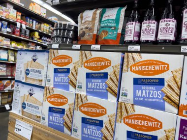 Lynnwood, WA USA - Mart 2023: Matzos 'un bir kasaba ve taşra bakkalındaki satılık görüntüsü.
