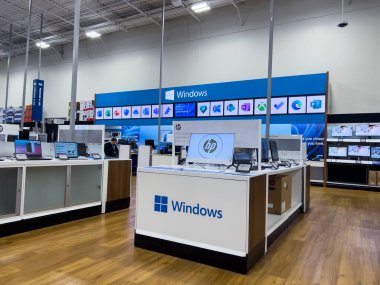 Lynnwood, WA USA - Mart 2023: Microsoft Windows ürünlerine Best Buy mağazasında geniş bir bakış.