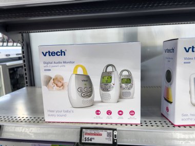 Lynnwood, WA USA - Nisan 2023: Best Buy mağazasında satılık Vtech bebek monitörlerini kapatın