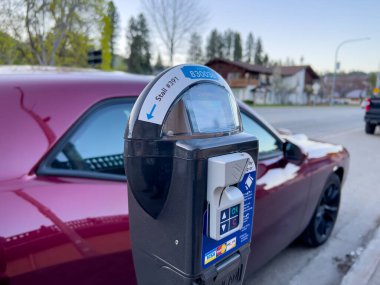 Leavenworth, WA USA - Nisan 2023: Leavenworth şehir merkezindeki dijital parkmetrenin yakın görüntüsü.