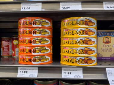 Mill Creek, WA USA - Mart 2023: Bir kasaba ve ülke pazarındaki konserve sardalya ve shoyu soslarının yakın görüntüsü.