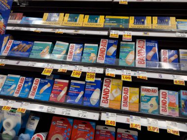 Seattle, WA USA - Mart 2023: QFC marketinde satılık ilk yardım ürünlerinin geniş görünümü.