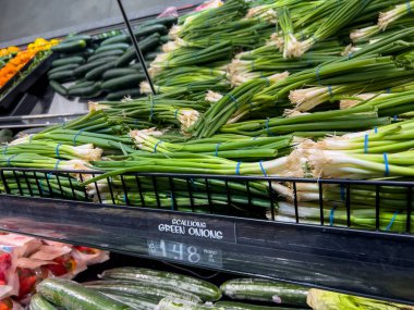 Mill Creek, WA USA - Mart 2023: Bir kasaba ve ülke pazarı içindeki yeşil soğanlara yakından bakın.