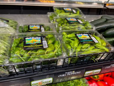 Mill Creek, WA USA - Mart 2023: Bir kasaba ve ülke pazarı içinde satılık biberlere yakından bakın.