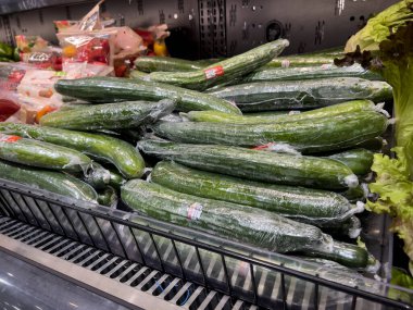 Mill Creek, WA USA - Mart 2023: Bir kasaba ve ülke pazarında satılık İngiliz salatalıklarına yakından bakın.