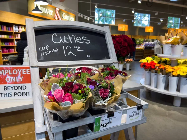 Usaのミル クリーク 2023年1月頃 町や国内市場内販売のための花の小さな花束のビューを閉じる — ストック写真