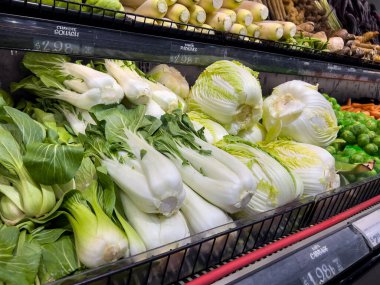 Mill Creek, WA USA - Mart 2023: Bir kasaba ve ülke pazarı içinde satılık bok choy ve diğer sebzelerin yakın görüntüsü.