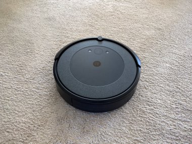 Seattle, WA USA - Mayıs 2023: Bir iRobot Roomba 'nın aydınlık halı döşeli bir evdeki görüntüsünü kapat.