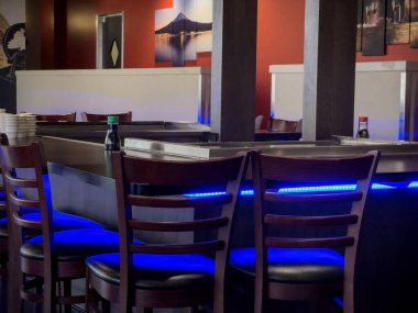 Redmond, WA USA - Mayıs 2023: İçi boş bir hibachi restoranı manzarası.