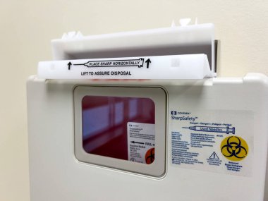 Seattle, WA USA - Ağustos 2023: Covidien marka bir konteynırın tıbbi bir ofisin içindeki yakın görüntüsü.