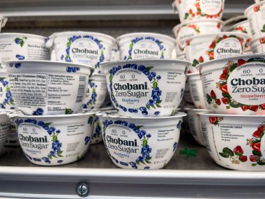 Seattle, WA USA - Mayıs 2023: Bir markette satılık Chobani yoğurdu manzarası.
