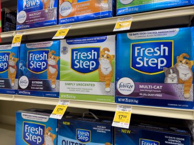 Seattle, WA USA - Haziran 2023: Bir markette satılık Fresh Step kedi kumuna yakından bakın.