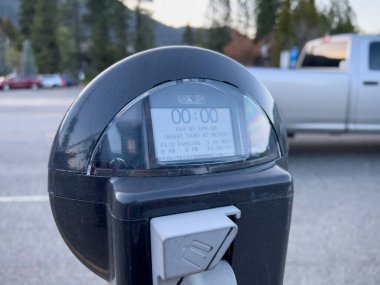 Leavenworth, WA USA - Nisan 2023: Leavenworth şehir merkezindeki dijital parkmetrenin yakın görüntüsü.