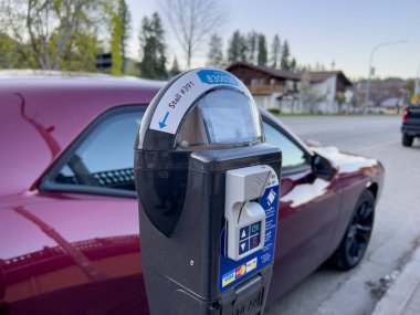 Leavenworth, WA USA - Nisan 2023: Leavenworth şehir merkezindeki dijital parkmetrenin yakın görüntüsü.
