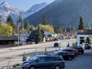 Leavenworth, WA USA - Nisan 2023: Baharın sonlarında Leavenworth köyünün geniş bir manzarası.