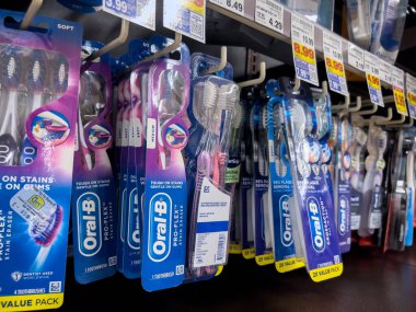 Seattle, WA USA - Temmuz 2023: Bir QFC marketinde satılık Oral B diş fırçası ürünlerinin yakın görüntüsü