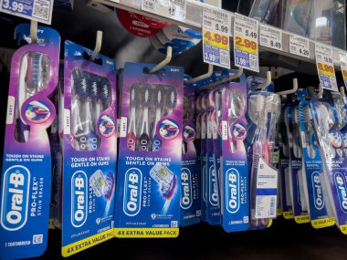 Seattle, WA USA - Temmuz 2023: Bir QFC marketinde satılık Oral B diş fırçası ürünlerinin yakın görüntüsü