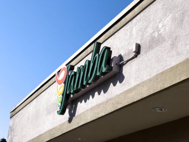 Redmond, WA USA - Haziran 2023: Parlak, güneşli bir günde Jamba Juice 'un girişinin düşük açılı görüntüsü.