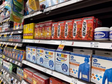 Seattle, WA USA - Mart 2023: QFC marketinde satılan ağrı kesici ürünlere geniş bir bakış.