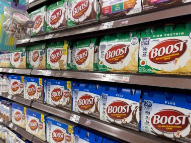 Lynnwood, WA USA - Temmuz 2023: Bir QFC marketinde satılık besin içeceklerinin açılı görünümü.