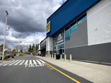 Lynnwood, WA USA - Ağustos 2023: Bulutlu bir günde bir Best Buy mağazasının girişine geniş açılı bakış.