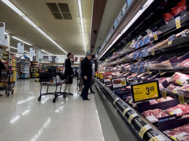 Mill Creek, WA USA - Eylül 2023: Safeway 'deki bir marketin içindeki et bölümünden alışveriş yapan insanların geniş görünümü.