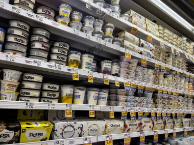 Lynnwood, WA USA - Temmuz 2023: QFC marketinde satılık yoğurt ürünlerine geniş bir bakış.