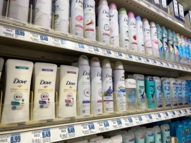 Seattle, WA USA - Ağustos 2023: Dove ve Derece marka deodorantların ve bir Rite Aid Eczanesinde satılmak üzere terleme önleyici ilaçların açılı görünümü.
