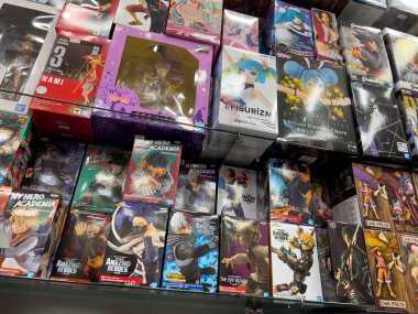 Lynnwood, WA USA - Temmuz 2023: Düşük açı, Alderwood Alışveriş Merkezi 'ndeki bir oyuncakçıda satılık anime heykelciklere geniş görüş.