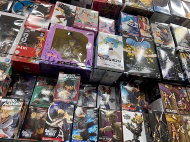 Lynnwood, WA USA - Temmuz 2023: Düşük açı, Alderwood Alışveriş Merkezi 'ndeki bir oyuncakçıda satılık anime heykelciklere geniş görüş.