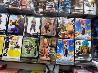 Lynnwood, WA USA - Temmuz 2023: Düşük açı, Alderwood Alışveriş Merkezi 'ndeki bir oyuncakçıda satılık anime heykelciklere geniş görüş.