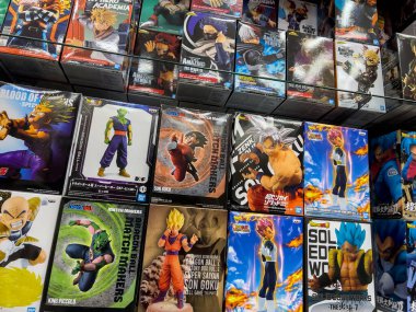 Lynnwood, WA USA - Temmuz 2023: Düşük açı, Alderwood Alışveriş Merkezi 'ndeki bir oyuncakçıda satılık anime heykelciklere geniş görüş.