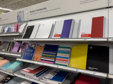Seattle, WA USA - 10 Mart 2023: Staples mağazasında satılık okul defterlerinin görüntüsü.