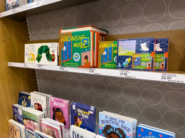Seattle Usa 2023 Március Közelkép Gyermekkönyvekről Eladó Target Kiskereskedelmi Üzletében Jogdíjmentes Stock Fotók