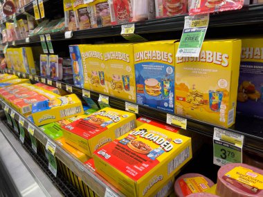Lynnwood, WA USA - Kasım 2023: Safeway 'deki bir markette satılık Lunchables' ın yakın görüntüsü.