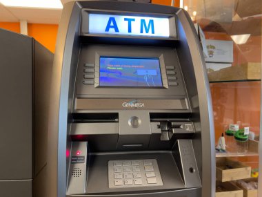 Seattle, WA USA - 1 Aralık 2023: Yerel bir işletmeye para dağıtan bir ATM 'nin yakın görüntüsü.