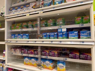 Bothell, WA USA - 5 Kasım 2024: Bir Rite Aid eczanesinde satılan alerji ve sinüs ürünlerine yakın görüş