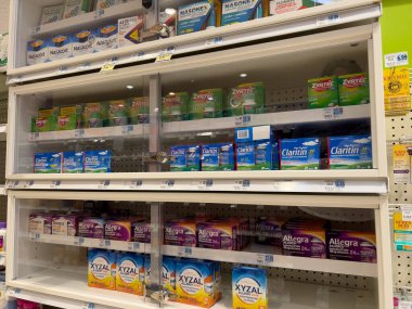 Bothell, WA USA - 5 Kasım 2024: Bir Rite Aid eczanesinde satılan alerji ve sinüs ürünlerine yakın görüş