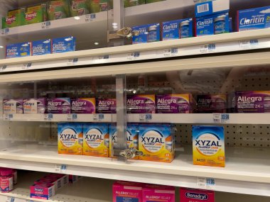 Bothell, WA USA - 5 Kasım 2024: Bir Rite Aid eczanesinde satılan alerji ve sinüs ürünlerine yakın görüş