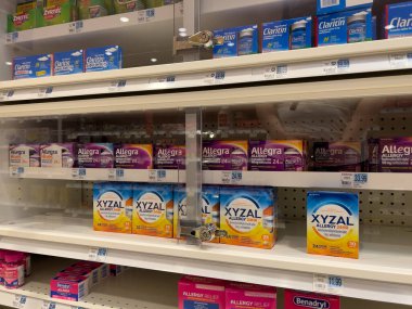 Bothell, WA USA - 5 Kasım 2024: Bir Rite Aid eczanesinde satılan alerji ve sinüs ürünlerine yakın görüş