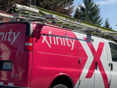 Bothell, WA USA - Ekim 2024: Bir apartman kompleksi otoparkında park edilmiş bir Xfinity kurulum minibüsünün yakın görüntüsü