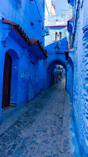 Ulička Lemovaná Modře Zabarvenými Budovami Ustupuje Klenutému Průchodu Který Vede — Stock fotografie