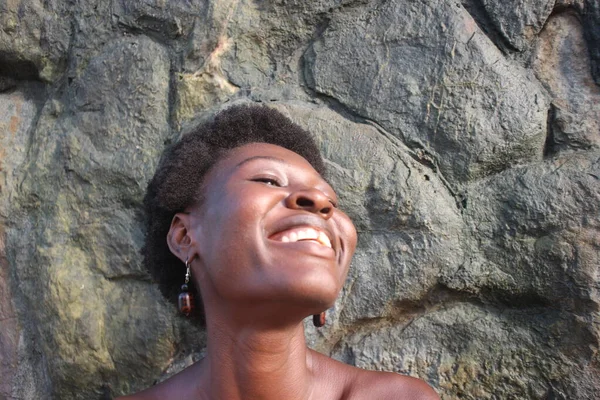 Radosny Strzał Głowę Afrykańskiej Kobiety Jej Żywiole Otoczonej Kamieniami Obejmującej — Zdjęcie stockowe