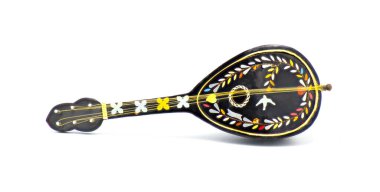 siyah eski antik bouzouki mandolin oyuncak müzik kutusu çok renkli süslemeli sarı, mavi, kırmızı, pembe, turuncu, mavi ve kedi bağırsağı telleri beyaz arka planda izole edilmiş yuvarlak ses deliğiyle